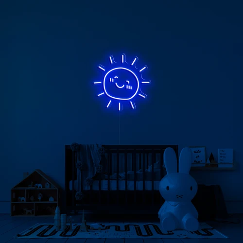 LED-beleuchtetes Neon-Logo an der Wand - sonnig
