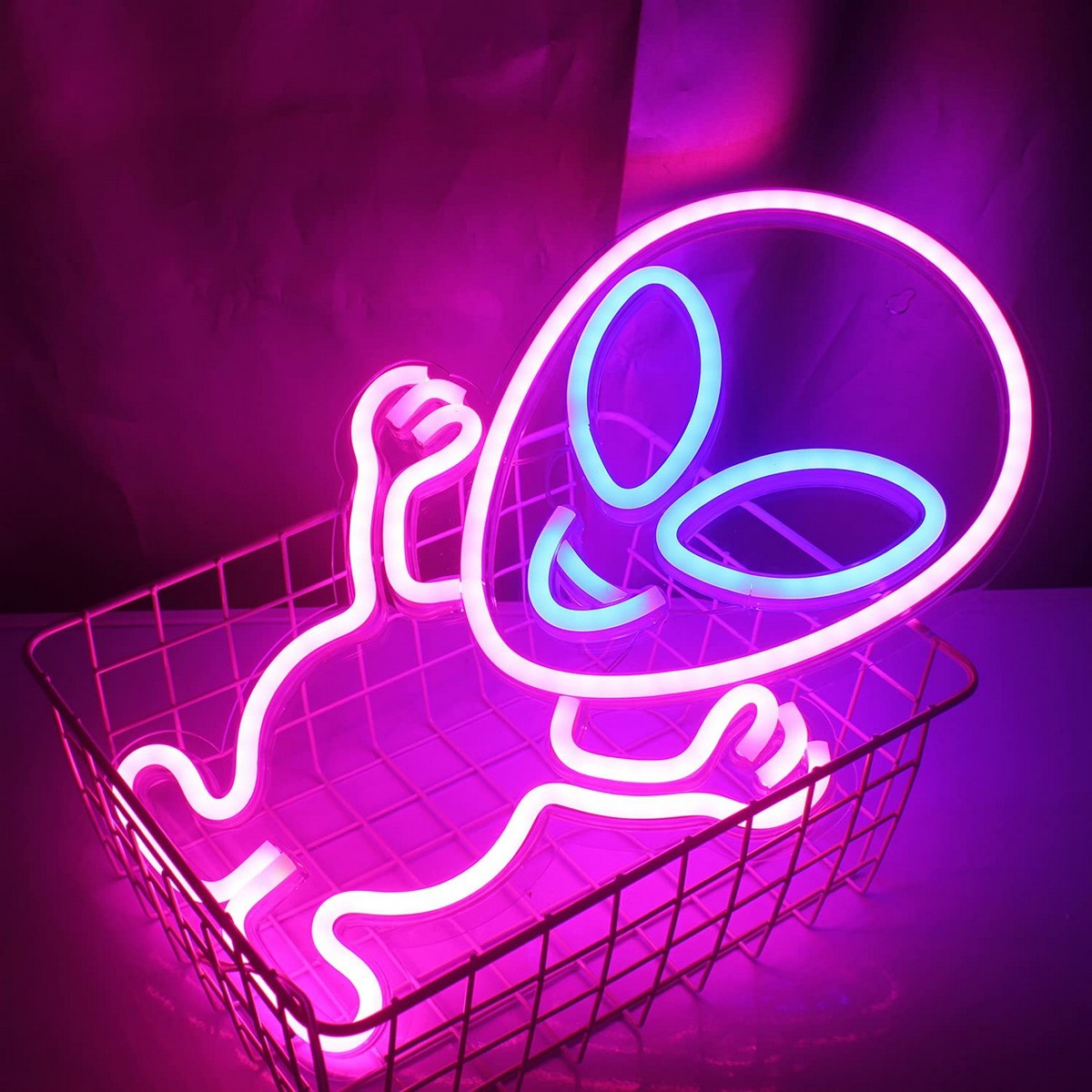 leuchtender Alien - Neon-Logo-Wand