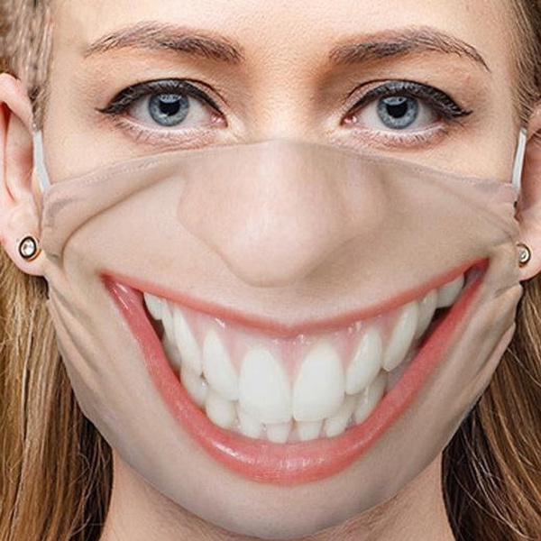 Frauen lächeln Maske im Gesicht