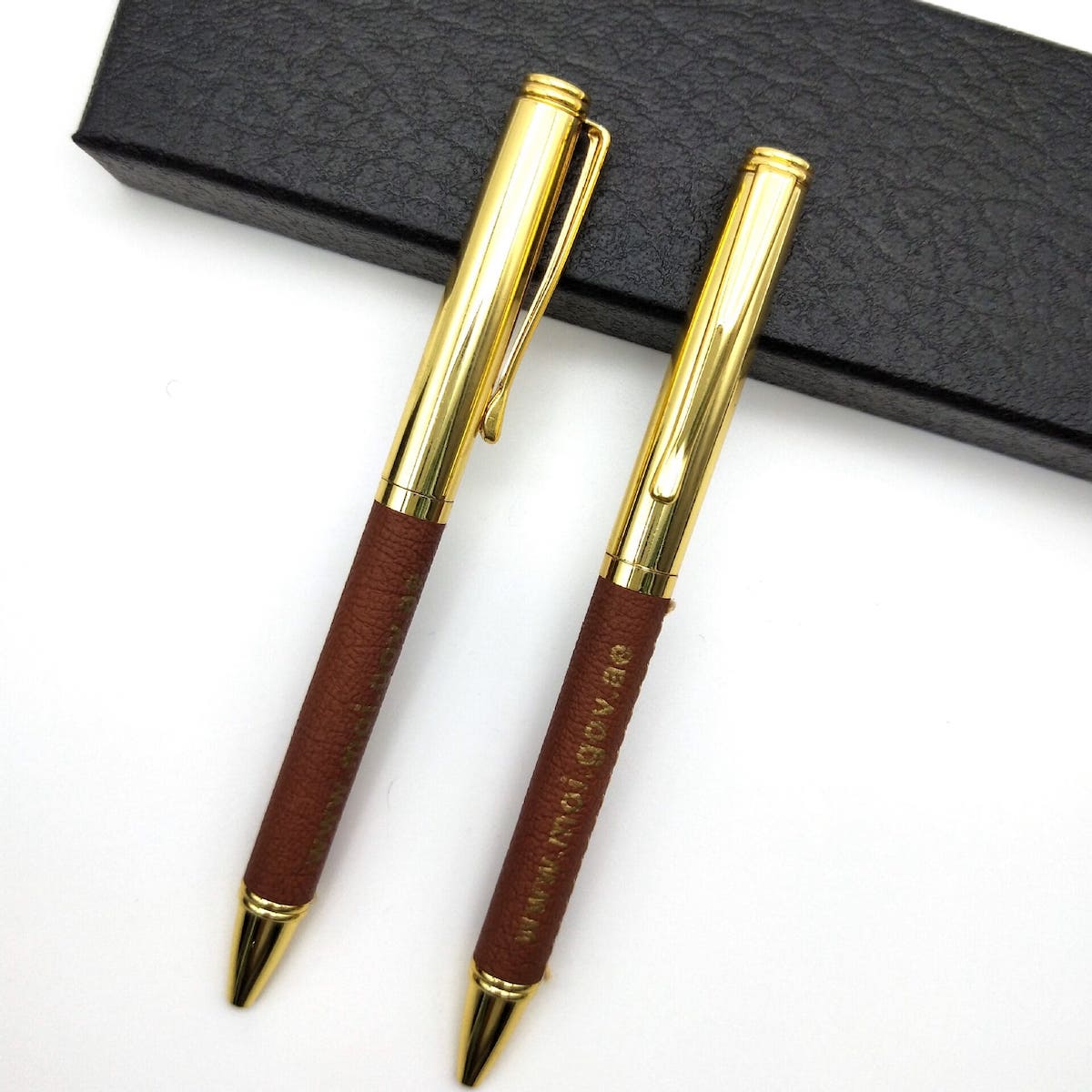 Luxuriöser goldener Stift mit Leder