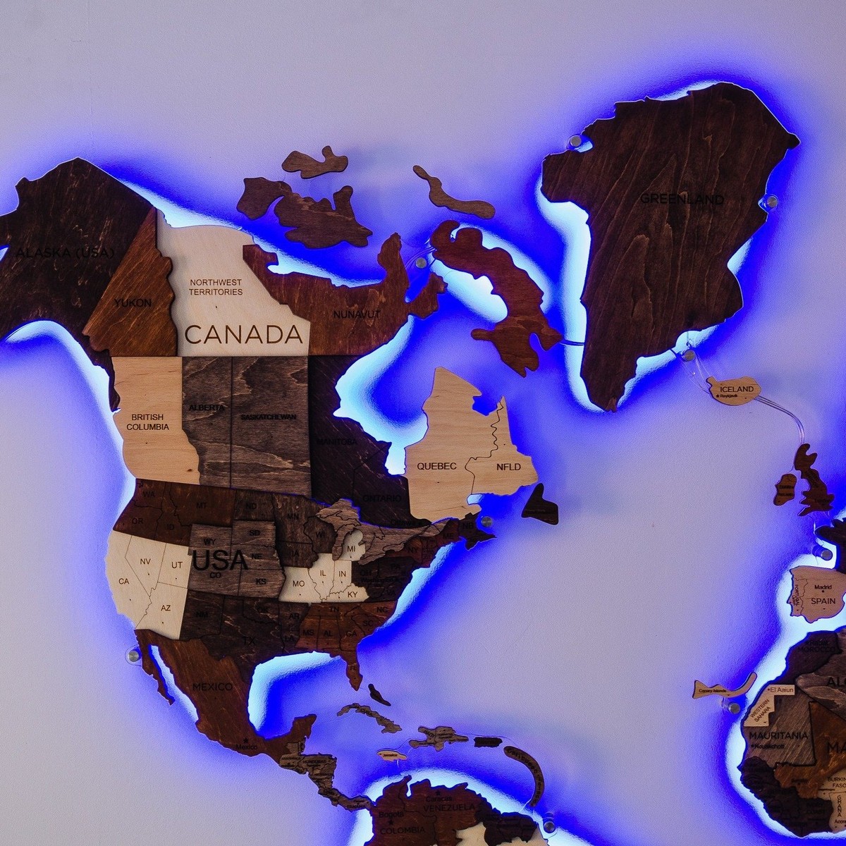 beleuchtete hölzerne Weltkarte an einer Wand