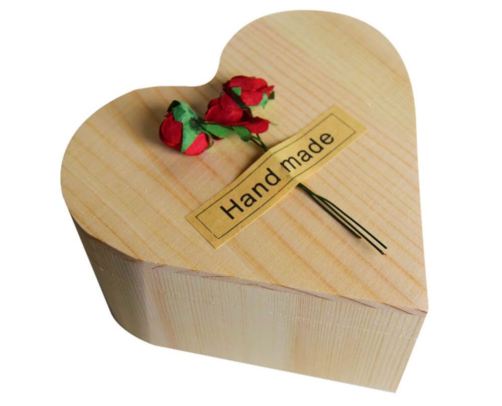 Rose in einer herzförmigen Schachtel aus Holz