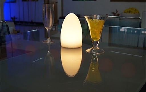 stilvolles Licht auf dem Tisch - Ei