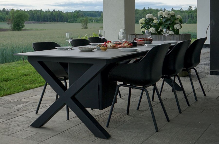 Tisch im Freien mit eingebautem Gaskamin