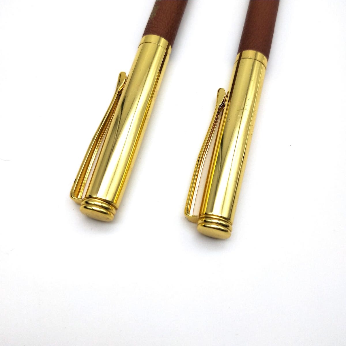 luxuriöser goldener Kugelschreiber mit Leder