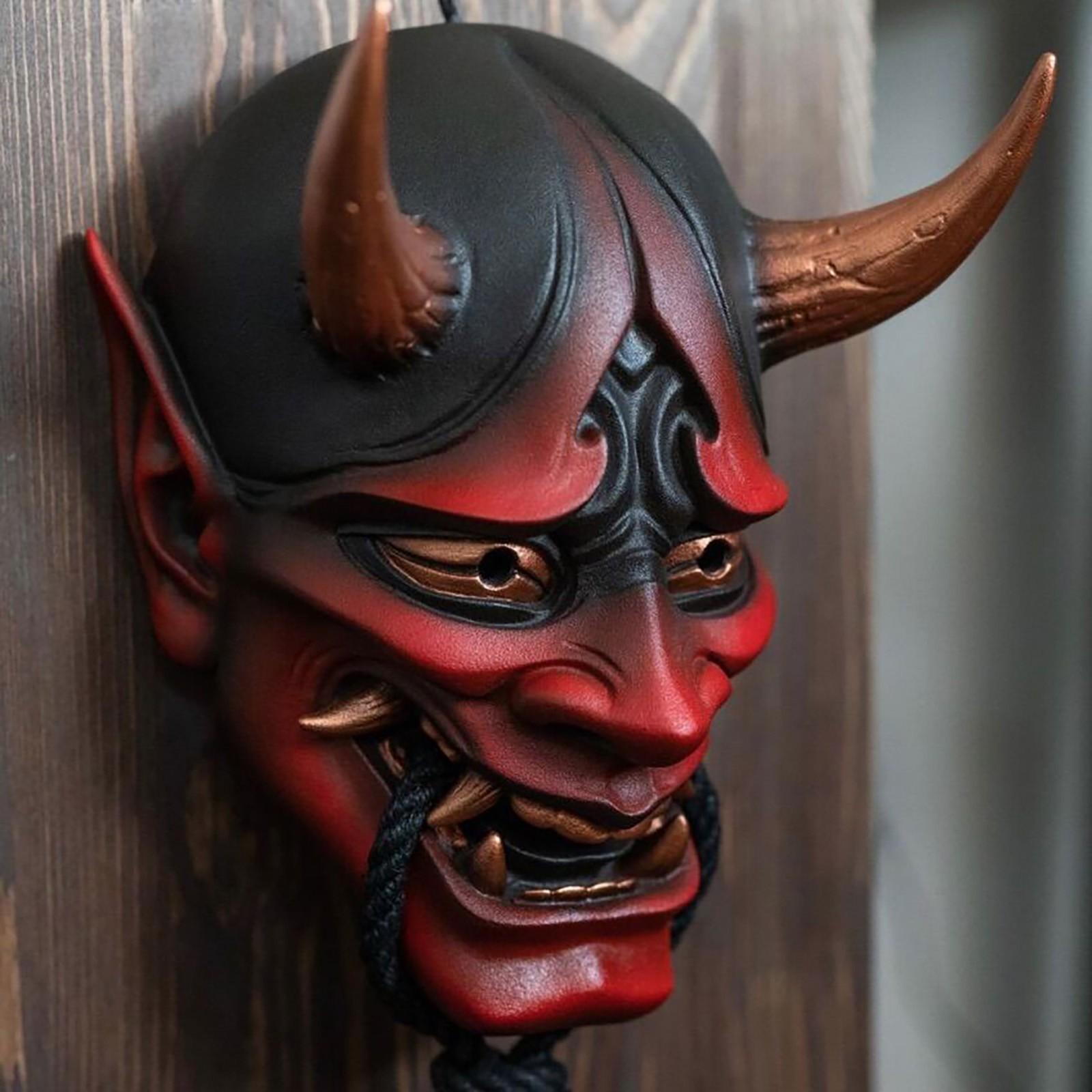 Japanische Dämonenmaske im Gesicht Karneval