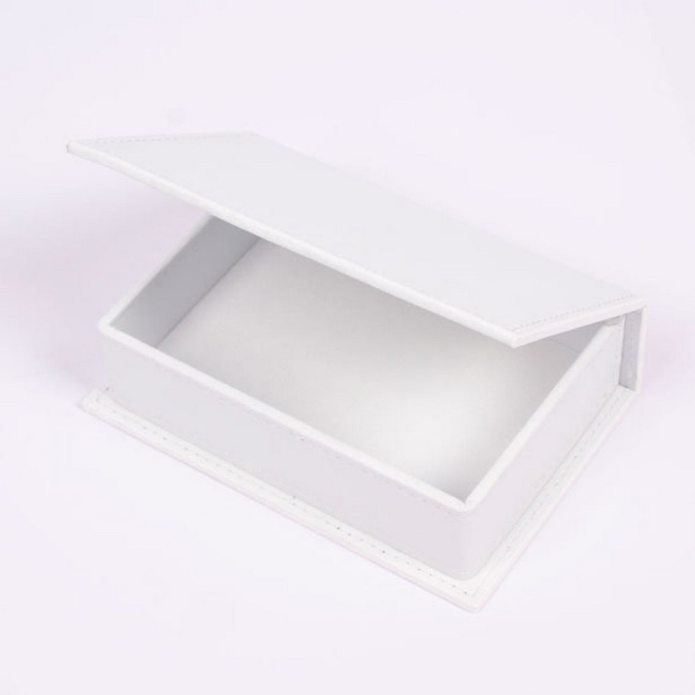 weiße Lederbox auf einem Tisch