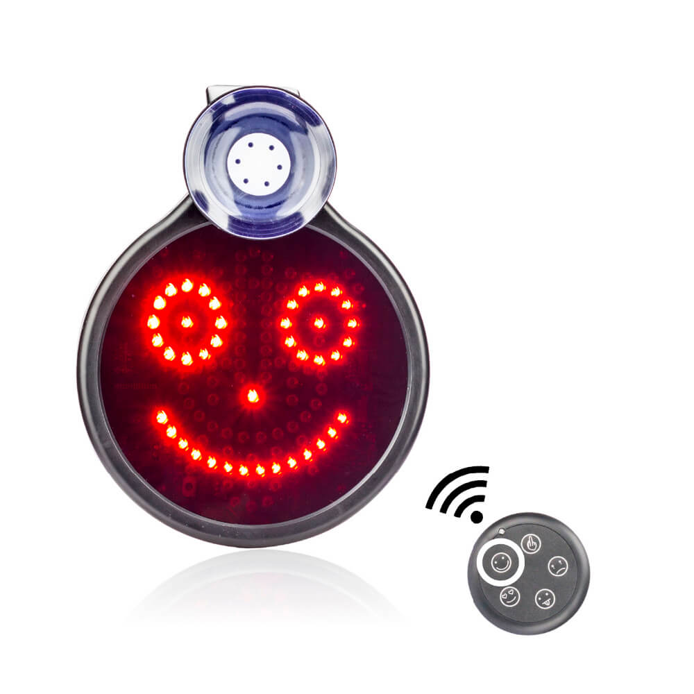 LED-Auto-Zeichen mit Lächeln auf einer Heckscheibe mit einem
