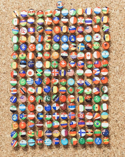 Holzkarte an der Wand Push Pins Flaggen Eiche Farbe